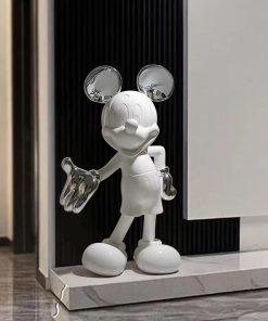 Mô hình chuột Mickey trang trí sảnh