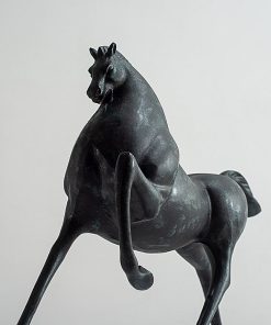 Tượng Ngựa Tối Giản
