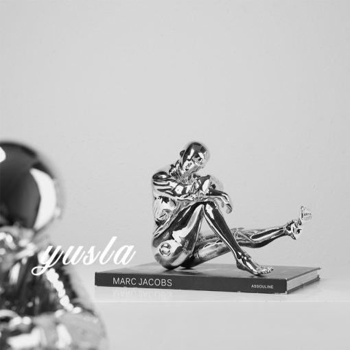 Tượng Người Máy Trầm Tư