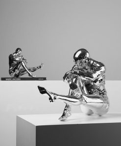 Tượng Người Máy Trầm Tư
