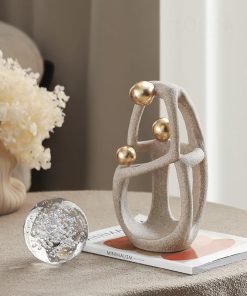 Tượng Người Ôm Cầu Pha Lê