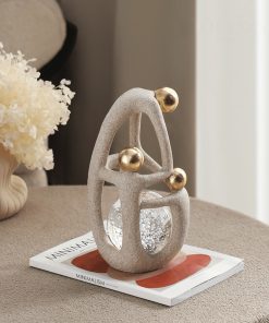 Tượng Người Ôm Cầu Pha Lê