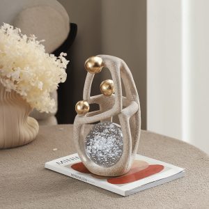 Tượng Người Ôm Cầu Pha Lê